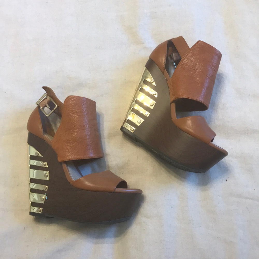 Gianni Bini Camel/Gold Wedges